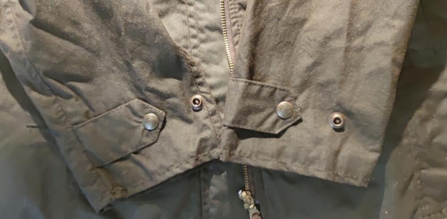 2. sortering. Scippis, Avalon damejakke i brun 80z lightweight Dri-Tec™ Oilskin. Håndledsstrop syet spejlvendt på