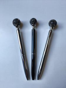 Kuglepen med sort skrift og masser af bling - perfekt til linedanceren